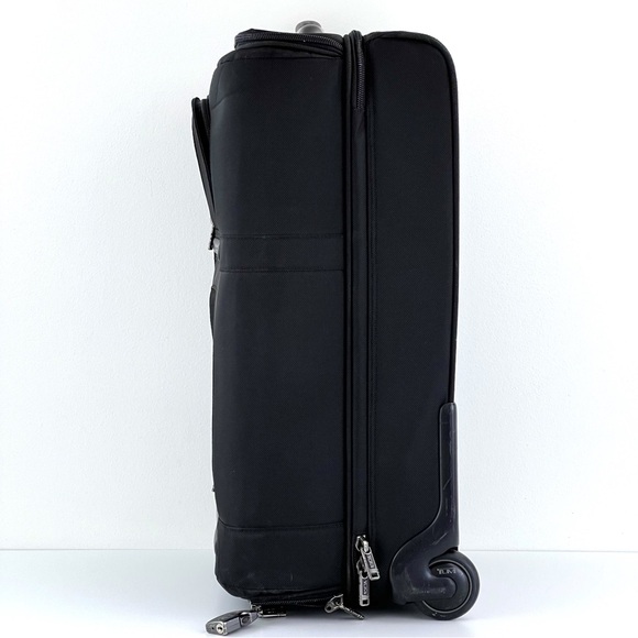 TUMI BLK UPRIGHT ROLLING EXPANDABLE +GARMENT SLEEVE #22034D4-CARRYON - Picture 4 of 16